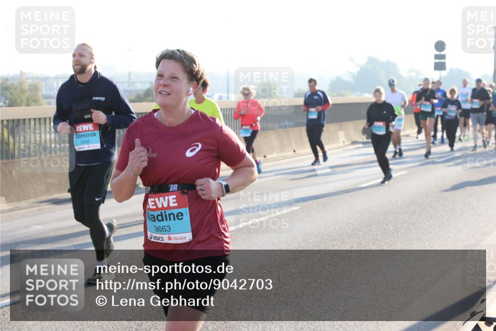 03.10.2025 - Köhlbrandbrückenlauf Lena Gebhardt http://msf.ph/oto/9042703 03.10.2025 09:26:13 Position 1 2838, 3, 3663 meine-sportfotos.de