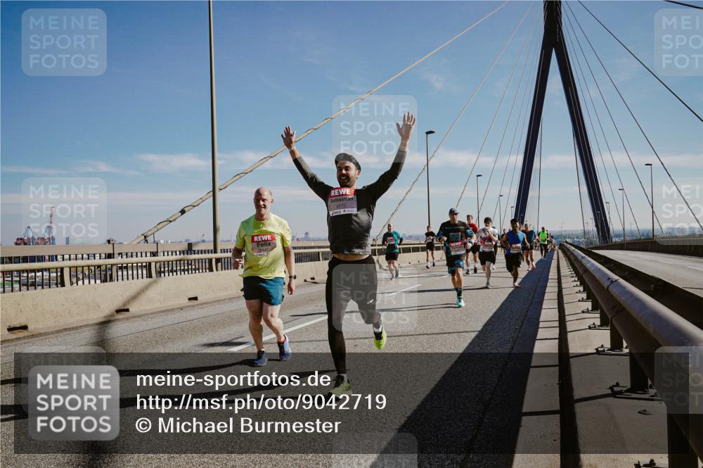 03.10.2025 - Köhlbrandbrückenlauf Michael Burmester http://msf.ph/oto/9042719 03.10.2025 12:24:06 Position 1 6447, 4172 meine-sportfotos.de