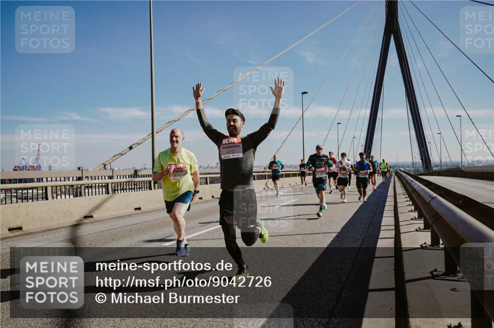 03.10.2025 - Köhlbrandbrückenlauf Michael Burmester http://msf.ph/oto/9042726 03.10.2025 12:24:06 Position 1 6447, 4172 meine-sportfotos.de