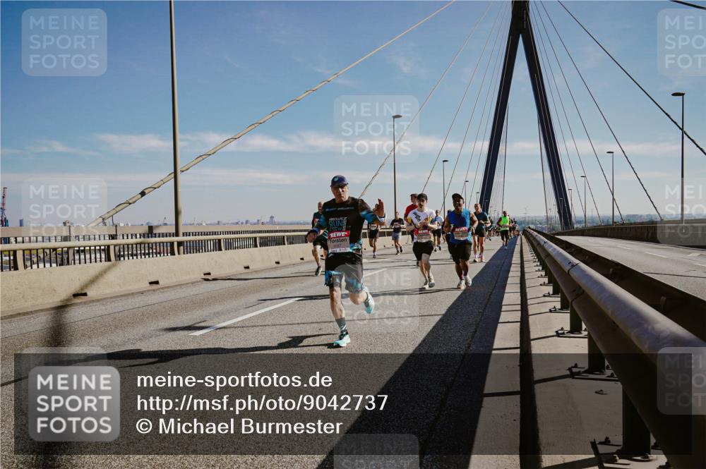 03.10.2025 - Köhlbrandbrückenlauf Michael Burmester http://msf.ph/oto/9042737 03.10.2025 12:24:07 Position 1  meine-sportfotos.de