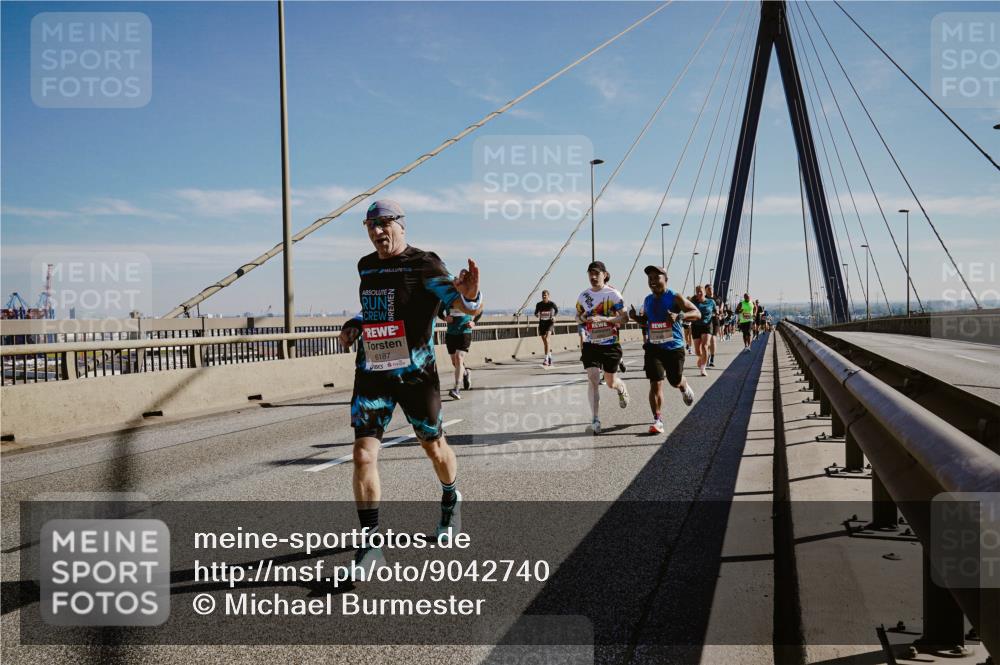 03.10.2025 - Köhlbrandbrückenlauf Michael Burmester http://msf.ph/oto/9042740 03.10.2025 12:24:08 Position 1 6187 meine-sportfotos.de