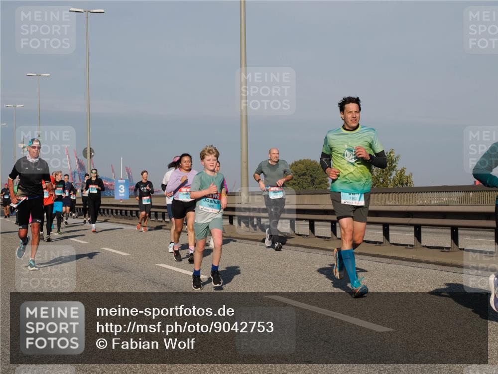 03.10.2025 - Köhlbrandbrückenlauf Fabian Wolf http://msf.ph/oto/9042753 03.10.2025 09:56:06 Position 3 3, 1806, 1362 meine-sportfotos.de