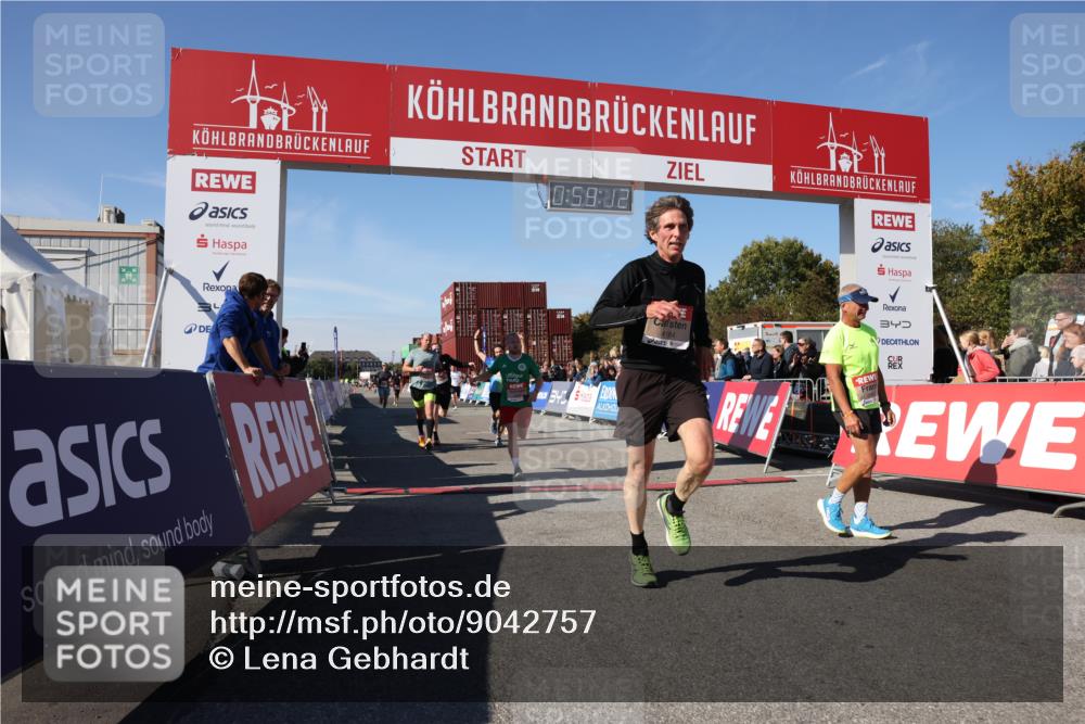 03.10.2025 - Köhlbrandbrückenlauf Lena Gebhardt http://msf.ph/oto/9042757 03.10.2025 12:59:13 Ziel 4164, 4226, 4371, 4441, 5967, 6036, 6154, 6329, 6390, 6391, 6478, 6484, 6493 meine-sportfotos.de