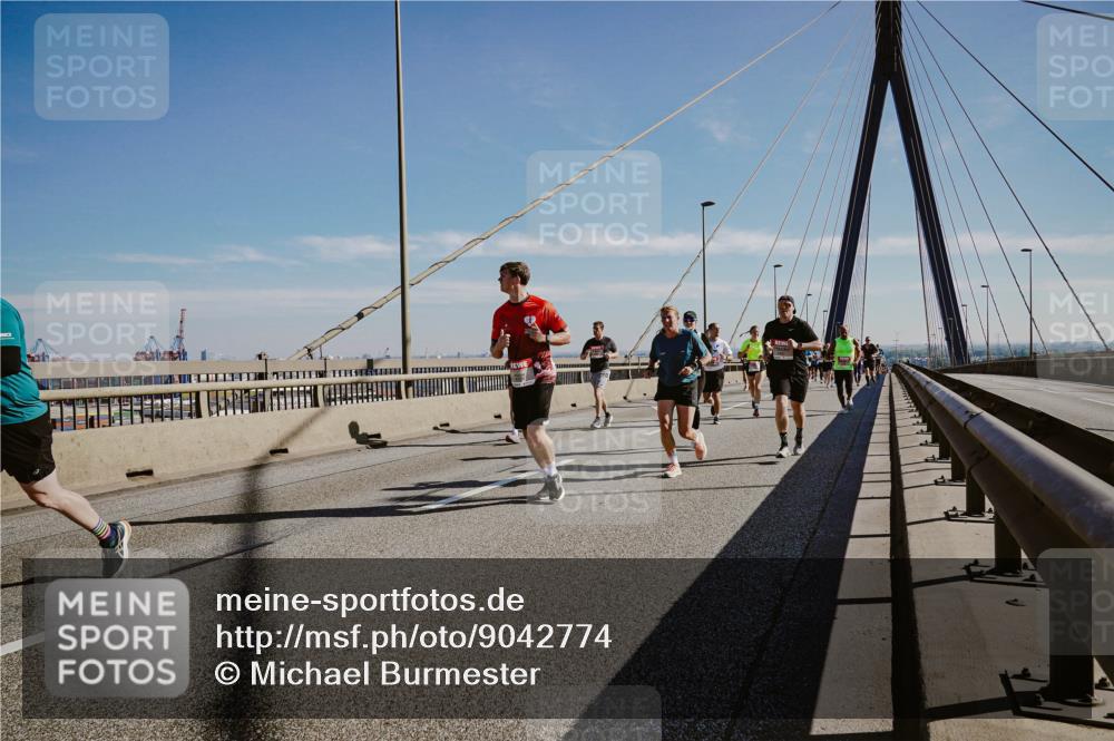 03.10.2025 - Köhlbrandbrückenlauf Michael Burmester http://msf.ph/oto/9042774 03.10.2025 12:24:11 Position 1  meine-sportfotos.de