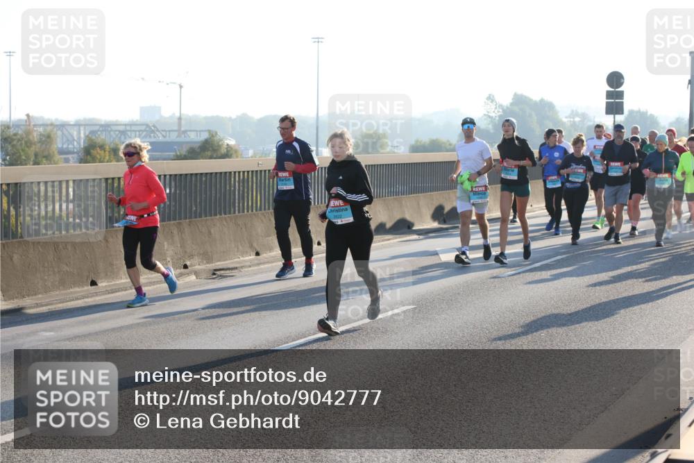 03.10.2025 - Köhlbrandbrückenlauf Lena Gebhardt http://msf.ph/oto/9042777 03.10.2025 09:26:15 Position 1  meine-sportfotos.de