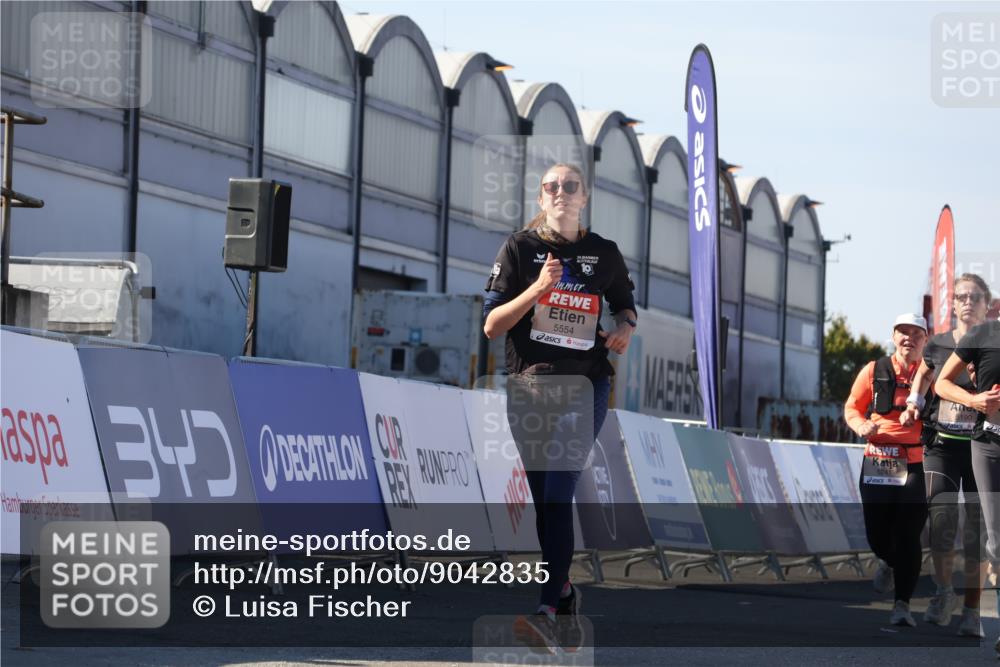03.10.2025 - Köhlbrandbrückenlauf Luisa Fischer http://msf.ph/oto/9042835 03.10.2025 13:37:18 Ziel 5143, 5262, 5303, 5466, 5554, 5576, 6000, 6380, 6381, 6521 meine-sportfotos.de