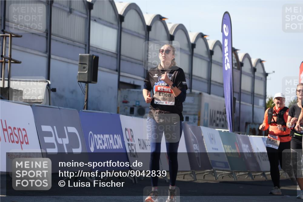 03.10.2025 - Köhlbrandbrückenlauf Luisa Fischer http://msf.ph/oto/9042839 03.10.2025 13:37:19 Ziel 5143, 5241, 5262, 5303, 5466, 5554, 5576, 6000, 6380, 6381, 6521 meine-sportfotos.de