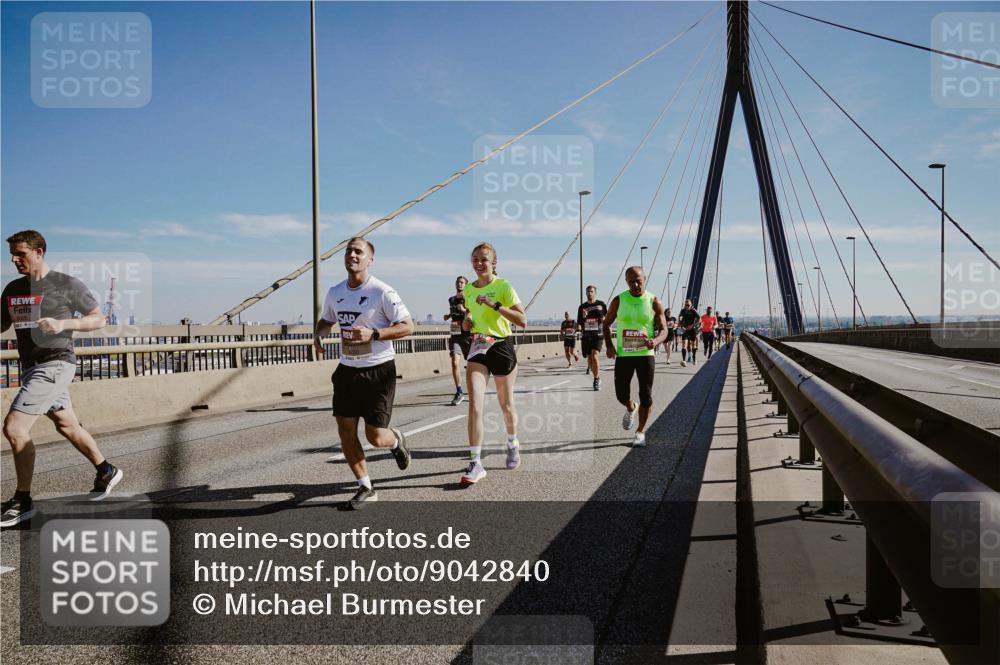 03.10.2025 - Köhlbrandbrückenlauf Michael Burmester http://msf.ph/oto/9042840 03.10.2025 12:24:14 Position 1  meine-sportfotos.de