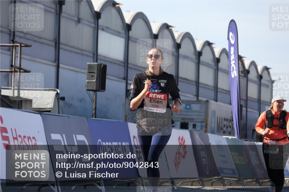 03.10.2025 - Köhlbrandbrückenlauf Luisa Fischer http://msf.ph/oto/9042843 03.10.2025 13:37:19 Ziel 5143, 5241, 5262, 5303, 5466, 5554, 5576, 6000, 6380, 6381, 6521 meine-sportfotos.de