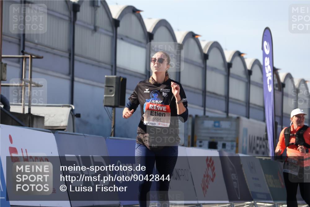 03.10.2025 - Köhlbrandbrückenlauf Luisa Fischer http://msf.ph/oto/9042844 03.10.2025 13:37:19 Ziel 5143, 5241, 5262, 5303, 5466, 5554, 5576, 6000, 6380, 6381, 6521 meine-sportfotos.de