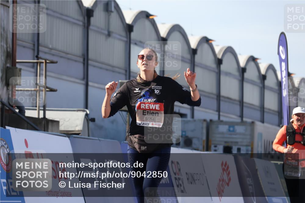 03.10.2025 - Köhlbrandbrückenlauf Luisa Fischer http://msf.ph/oto/9042850 03.10.2025 13:37:20 Ziel 5143, 5190, 5241, 5262, 5303, 5466, 5554, 5576, 6000, 6521 meine-sportfotos.de