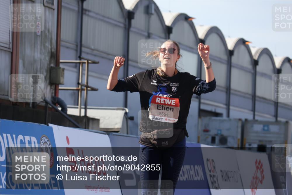 03.10.2025 - Köhlbrandbrückenlauf Luisa Fischer http://msf.ph/oto/9042855 03.10.2025 13:37:20 Ziel 5143, 5190, 5241, 5262, 5303, 5466, 5554, 5576, 6000, 6521 meine-sportfotos.de