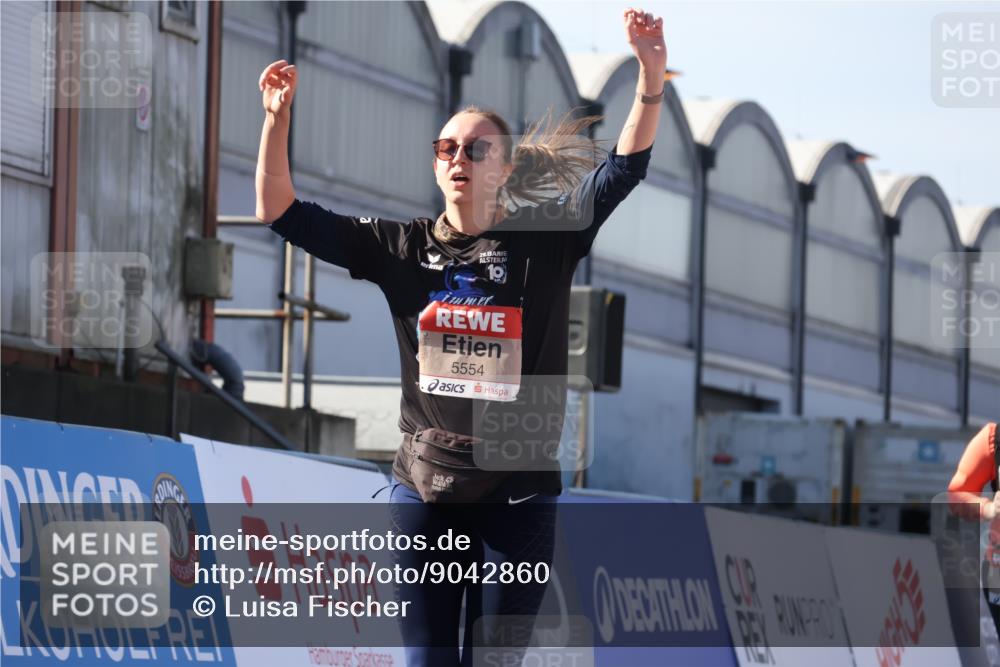 03.10.2025 - Köhlbrandbrückenlauf Luisa Fischer http://msf.ph/oto/9042860 03.10.2025 13:37:20 Ziel 5143, 5190, 5241, 5262, 5303, 5466, 5554, 5576, 6000, 6521 meine-sportfotos.de