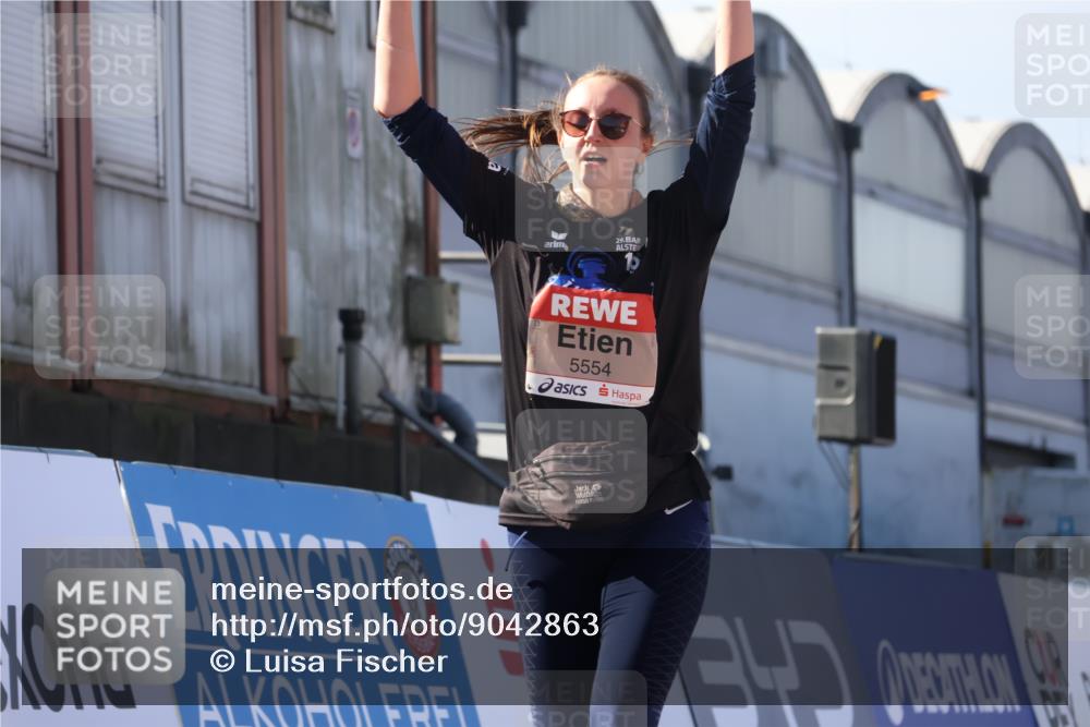 03.10.2025 - Köhlbrandbrückenlauf Luisa Fischer http://msf.ph/oto/9042863 03.10.2025 13:37:21 Ziel 5143, 5190, 5241, 5466, 5554, 5576, 6000, 6521 meine-sportfotos.de