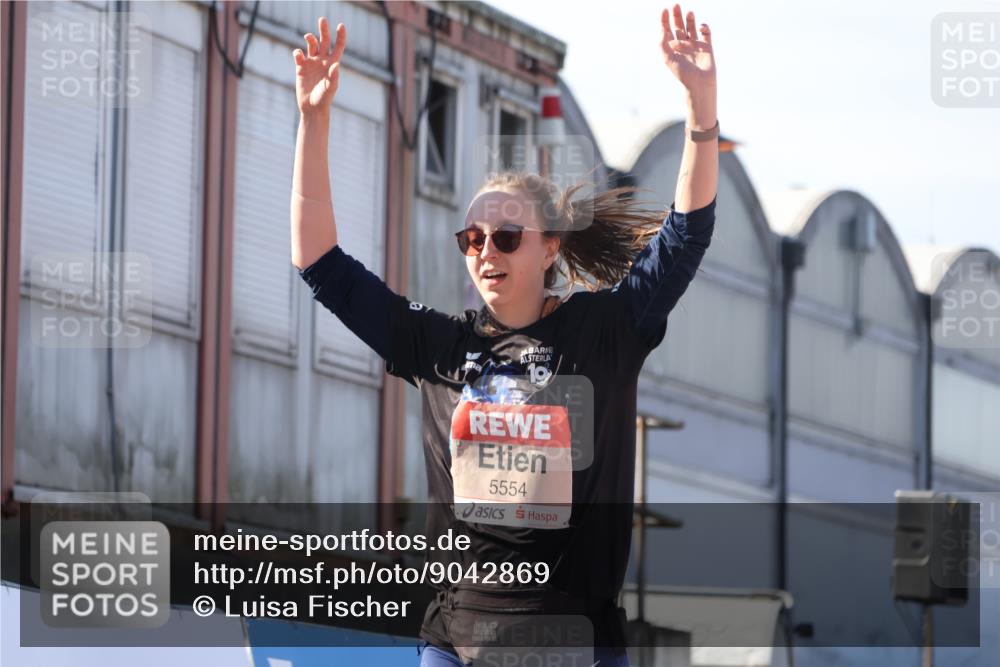 03.10.2025 - Köhlbrandbrückenlauf Luisa Fischer http://msf.ph/oto/9042869 03.10.2025 13:37:21 Ziel 5143, 5190, 5241, 5466, 5554, 5576, 6000, 6521 meine-sportfotos.de