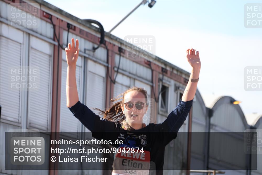 03.10.2025 - Köhlbrandbrückenlauf Luisa Fischer http://msf.ph/oto/9042874 03.10.2025 13:37:21 Ziel 5143, 5190, 5241, 5466, 5554, 5576, 6000, 6521 meine-sportfotos.de