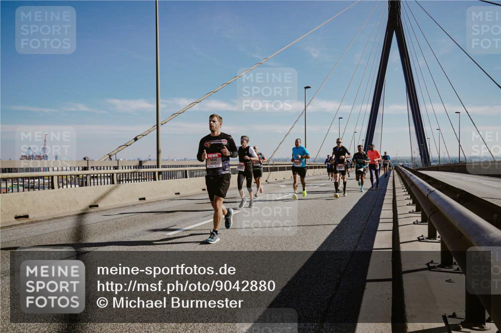 03.10.2025 - Köhlbrandbrückenlauf Michael Burmester http://msf.ph/oto/9042880 03.10.2025 12:24:16 Position 1  meine-sportfotos.de
