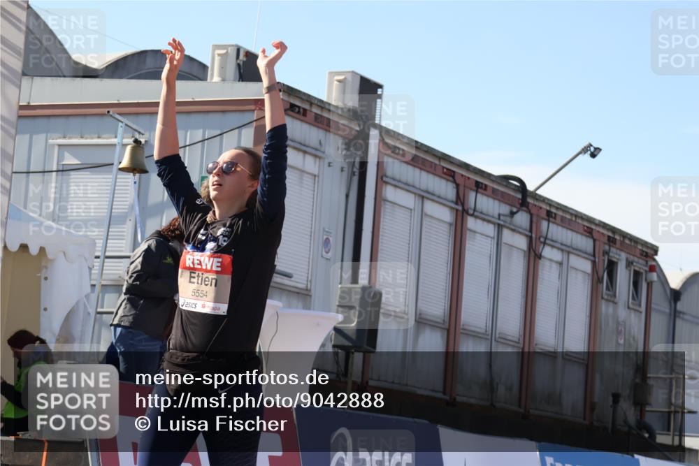 03.10.2025 - Köhlbrandbrückenlauf Luisa Fischer http://msf.ph/oto/9042888 03.10.2025 13:37:22 Ziel 5143, 5190, 5241, 5466, 5554, 5576, 6000, 6521 meine-sportfotos.de