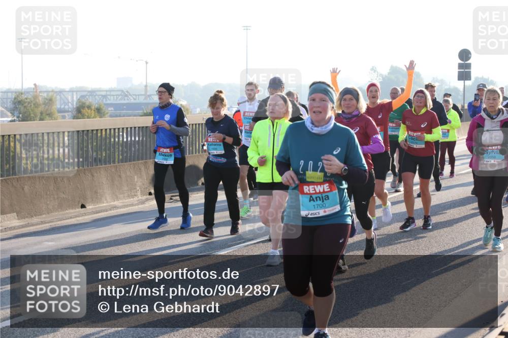 03.10.2025 - Köhlbrandbrückenlauf Lena Gebhardt http://msf.ph/oto/9042897 03.10.2025 09:26:19 Position 1 202, 1700, 2174, 3, 2058 meine-sportfotos.de