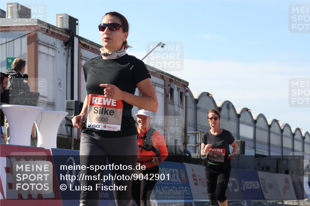 03.10.2025 - Köhlbrandbrückenlauf Luisa Fischer http://msf.ph/oto/9042901 03.10.2025 13:37:24 Ziel 5143, 5190, 5241, 5554, 5576, 6000 meine-sportfotos.de