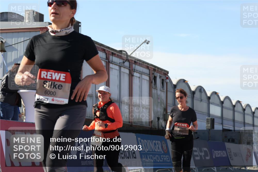 03.10.2025 - Köhlbrandbrückenlauf Luisa Fischer http://msf.ph/oto/9042903 03.10.2025 13:37:24 Ziel 5143, 5190, 5241, 5554, 5576, 6000 meine-sportfotos.de
