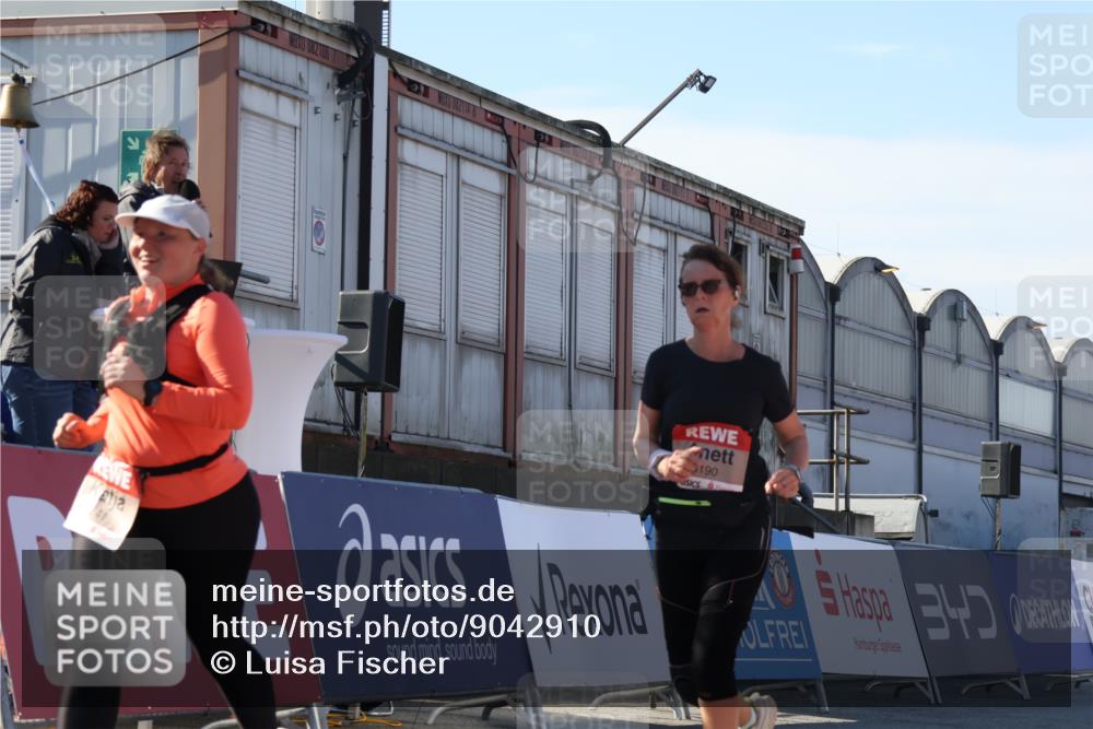03.10.2025 - Köhlbrandbrückenlauf Luisa Fischer http://msf.ph/oto/9042910 03.10.2025 13:37:25 Ziel 5143, 5190, 5241, 5554, 6000, 6133 meine-sportfotos.de