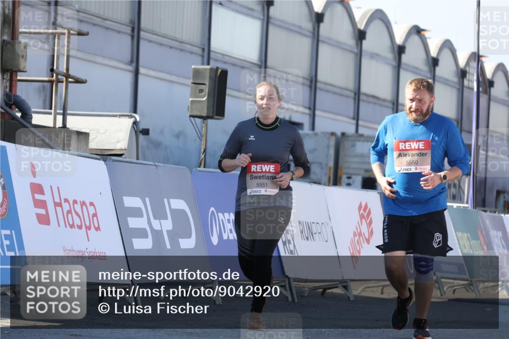 03.10.2025 - Köhlbrandbrückenlauf Luisa Fischer http://msf.ph/oto/9042920 03.10.2025 13:37:27 Ziel 5143, 5190, 5241, 5550, 5551, 5554, 6000, 6133 meine-sportfotos.de