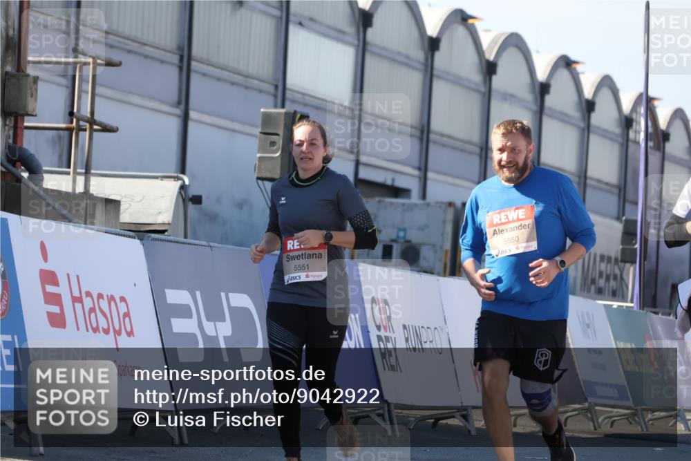 03.10.2025 - Köhlbrandbrückenlauf Luisa Fischer http://msf.ph/oto/9042922 03.10.2025 13:37:27 Ziel 5143, 5190, 5241, 5550, 5551, 5554, 6000, 6133 meine-sportfotos.de