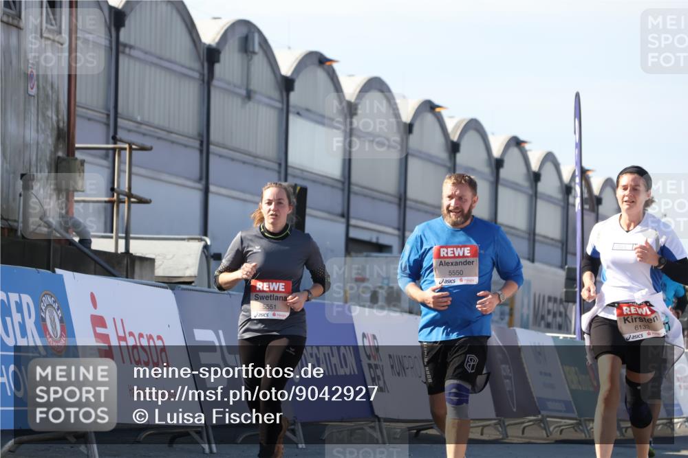 03.10.2025 - Köhlbrandbrückenlauf Luisa Fischer http://msf.ph/oto/9042927 03.10.2025 13:37:28 Ziel 5190, 5241, 5550, 5551, 5554, 6000, 6133 meine-sportfotos.de