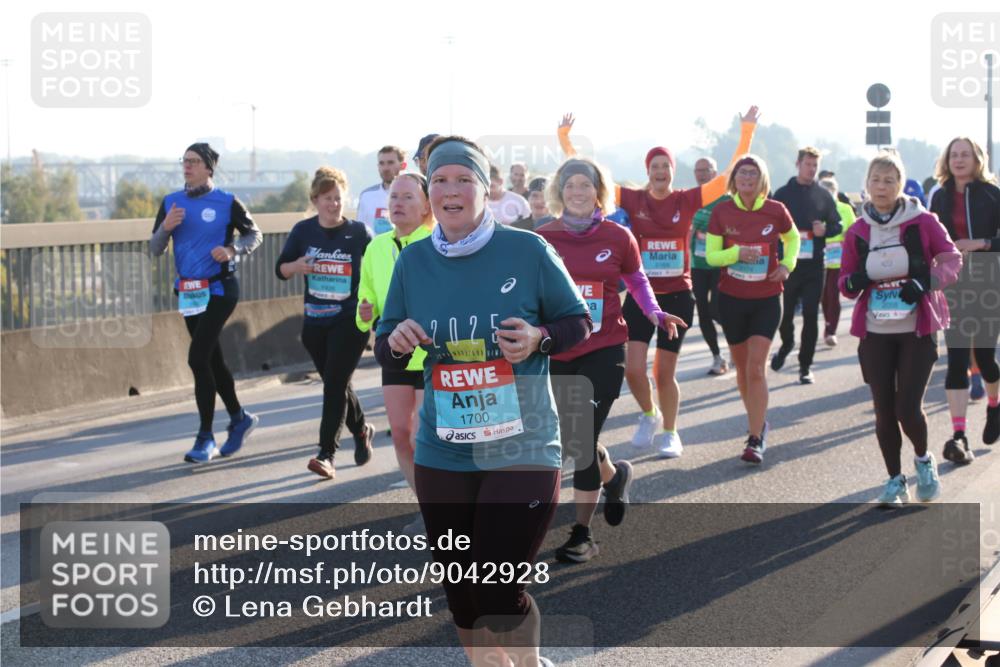 03.10.2025 - Köhlbrandbrückenlauf Lena Gebhardt http://msf.ph/oto/9042928 03.10.2025 09:26:19 Position 1 2025, 1700, 2109 meine-sportfotos.de