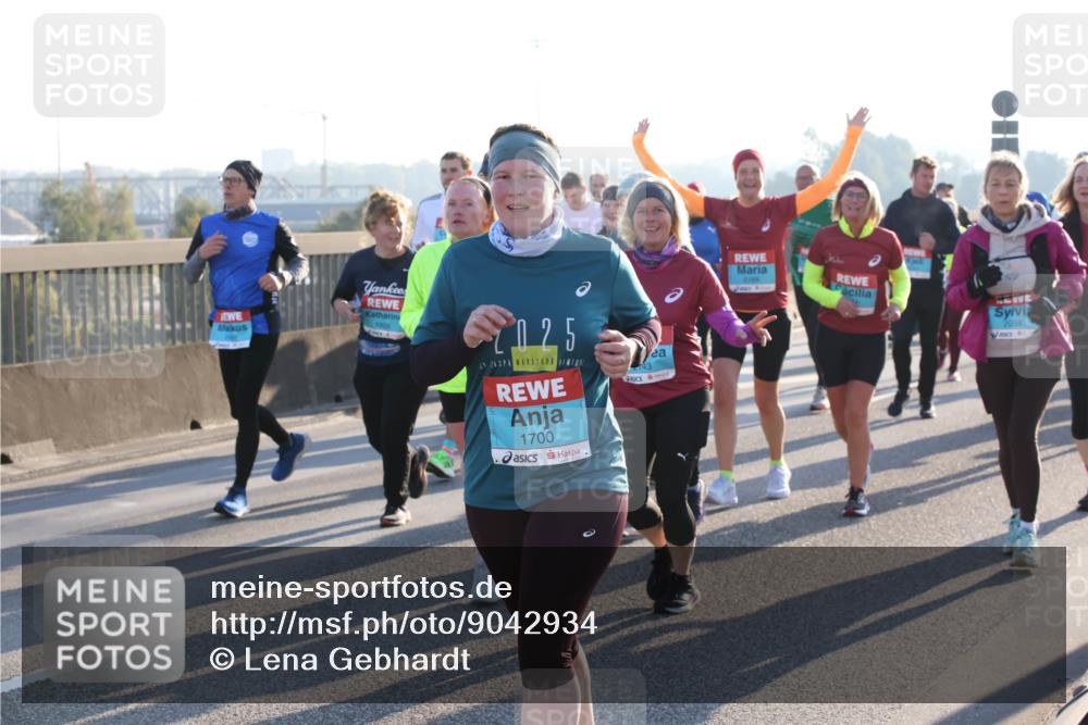 03.10.2025 - Köhlbrandbrückenlauf Lena Gebhardt http://msf.ph/oto/9042934 03.10.2025 09:26:20 Position 1 2025, 1700, 2058 meine-sportfotos.de