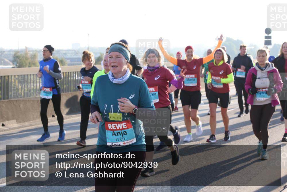 03.10.2025 - Köhlbrandbrückenlauf Lena Gebhardt http://msf.ph/oto/9042939 03.10.2025 09:26:20 Position 1 1700, 2058 meine-sportfotos.de