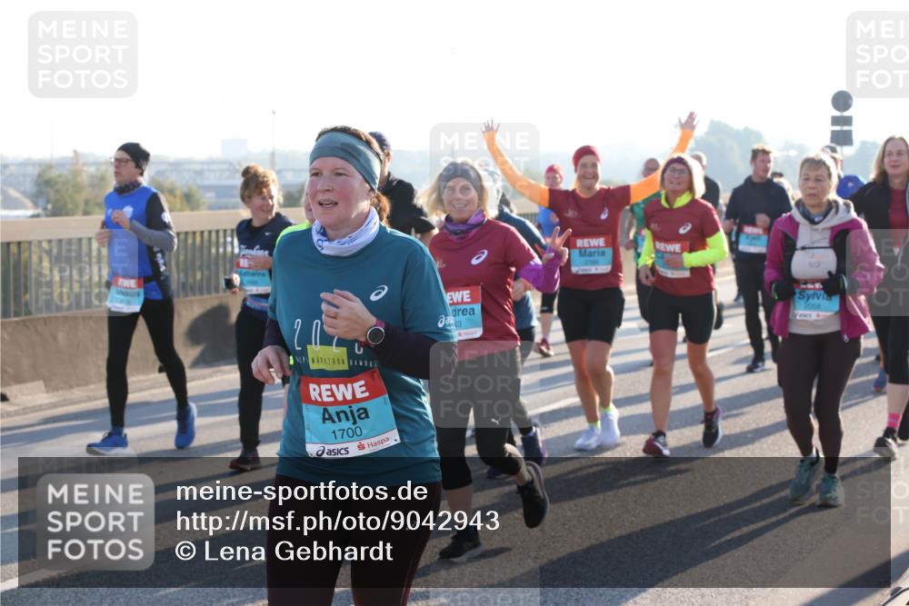 03.10.2025 - Köhlbrandbrückenlauf Lena Gebhardt http://msf.ph/oto/9042943 03.10.2025 09:26:20 Position 1 1700, 3, 2058 meine-sportfotos.de