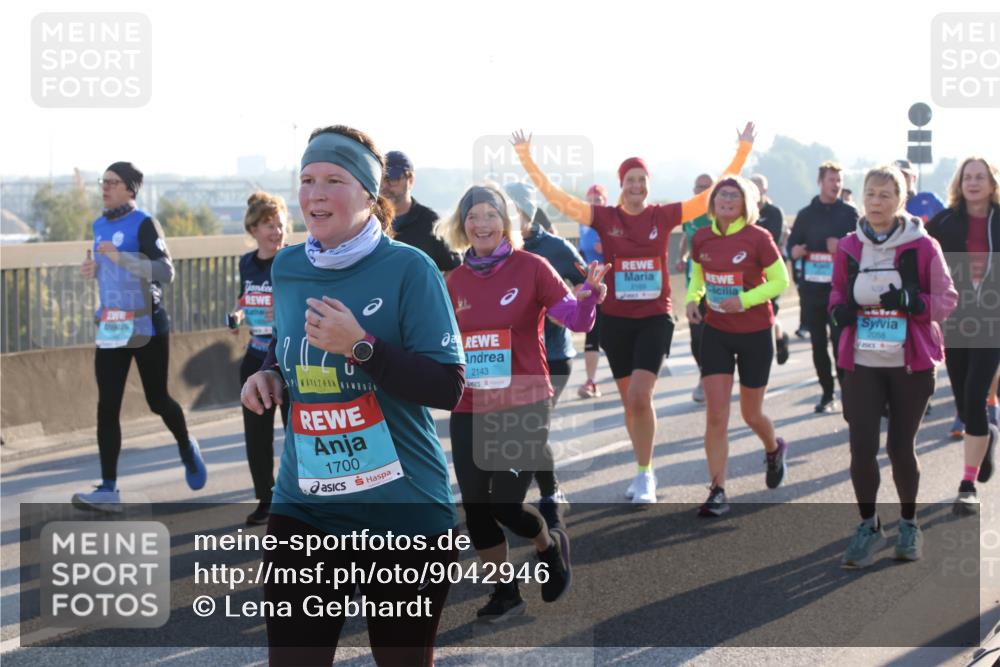 03.10.2025 - Köhlbrandbrückenlauf Lena Gebhardt http://msf.ph/oto/9042946 03.10.2025 09:26:20 Position 1 1700, 2143, 1537, 2058 meine-sportfotos.de