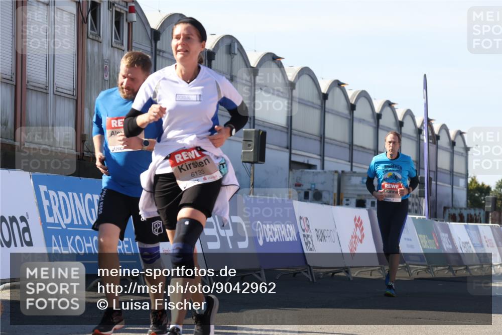 03.10.2025 - Köhlbrandbrückenlauf Luisa Fischer http://msf.ph/oto/9042962 03.10.2025 13:37:30 Ziel 4611, 4863, 5190, 5241, 5550, 5551, 5554, 6000, 6133 meine-sportfotos.de