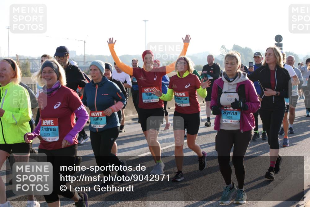 03.10.2025 - Köhlbrandbrückenlauf Lena Gebhardt http://msf.ph/oto/9042971 03.10.2025 09:26:21 Position 1 2143, 2101, 2169, 2174, 2058 meine-sportfotos.de