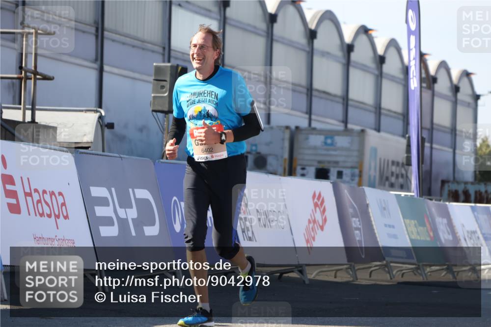 03.10.2025 - Köhlbrandbrückenlauf Luisa Fischer http://msf.ph/oto/9042978 03.10.2025 13:37:32 Ziel 4611, 4863, 5190, 5241, 5550, 5551, 5554, 5756, 6000, 6133, 6402 meine-sportfotos.de