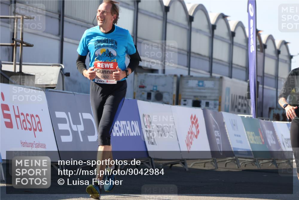 03.10.2025 - Köhlbrandbrückenlauf Luisa Fischer http://msf.ph/oto/9042984 03.10.2025 13:37:33 Ziel 4611, 4863, 5190, 5241, 5550, 5551, 5554, 5756, 6000, 6133, 6402 meine-sportfotos.de