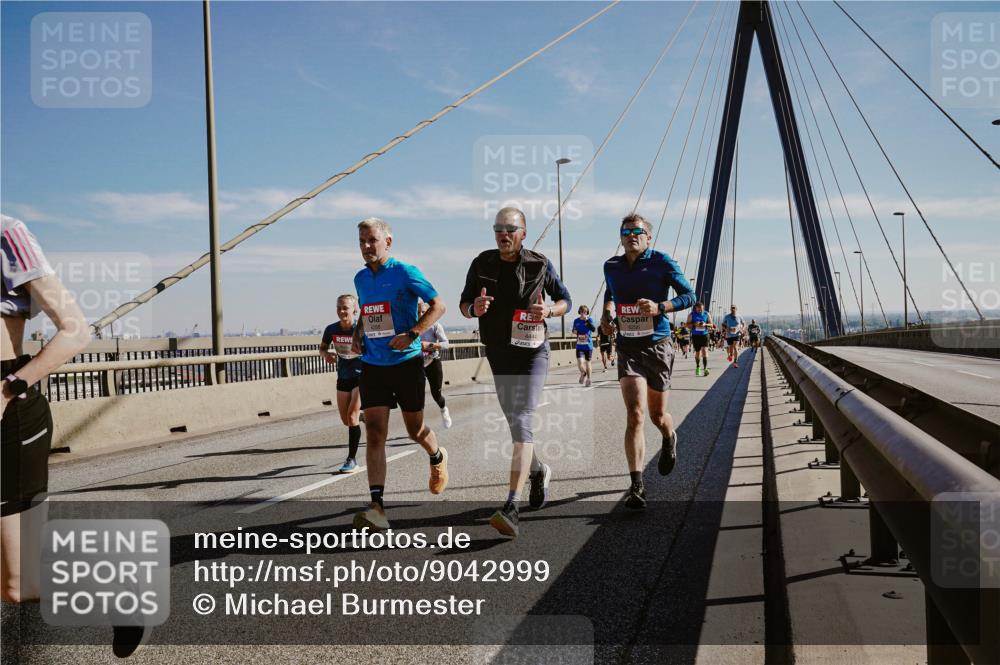 03.10.2025 - Köhlbrandbrückenlauf Michael Burmester http://msf.ph/oto/9042999 03.10.2025 12:24:23 Position 1 4444 meine-sportfotos.de