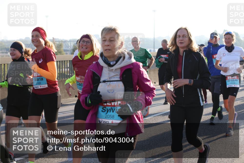 03.10.2025 - Köhlbrandbrückenlauf Lena Gebhardt http://msf.ph/oto/9043004 03.10.2025 09:26:22 Position 1 2169, 21, 2058, 2319 meine-sportfotos.de