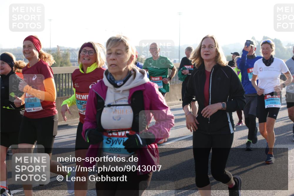 03.10.2025 - Köhlbrandbrückenlauf Lena Gebhardt http://msf.ph/oto/9043007 03.10.2025 09:26:22 Position 1 2169, 217, 2058, 2319 meine-sportfotos.de