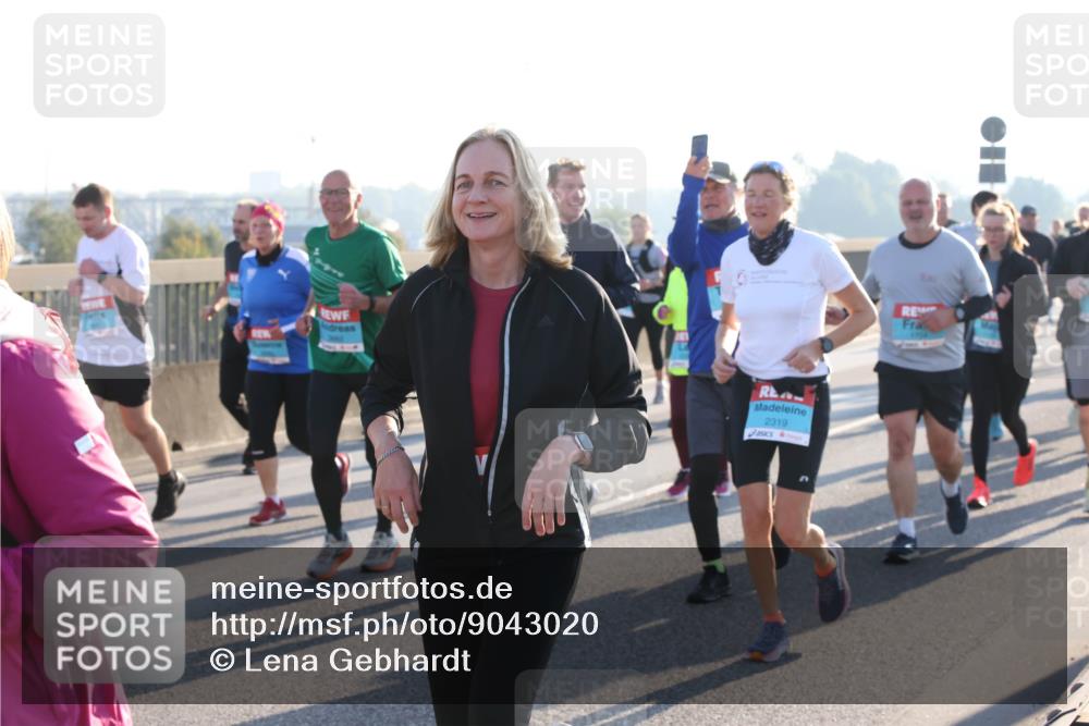 03.10.2025 - Köhlbrandbrückenlauf Lena Gebhardt http://msf.ph/oto/9043020 03.10.2025 09:26:22 Position 1 2319 meine-sportfotos.de
