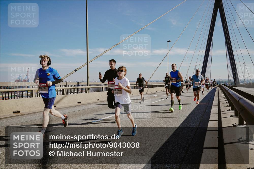 03.10.2025 - Köhlbrandbrückenlauf Michael Burmester http://msf.ph/oto/9043038 03.10.2025 12:24:28 Position 1 4214, 5098 meine-sportfotos.de