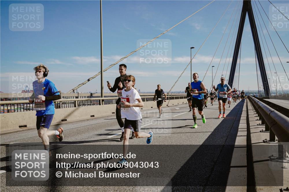 03.10.2025 - Köhlbrandbrückenlauf Michael Burmester http://msf.ph/oto/9043043 03.10.2025 12:24:28 Position 1 4214 meine-sportfotos.de