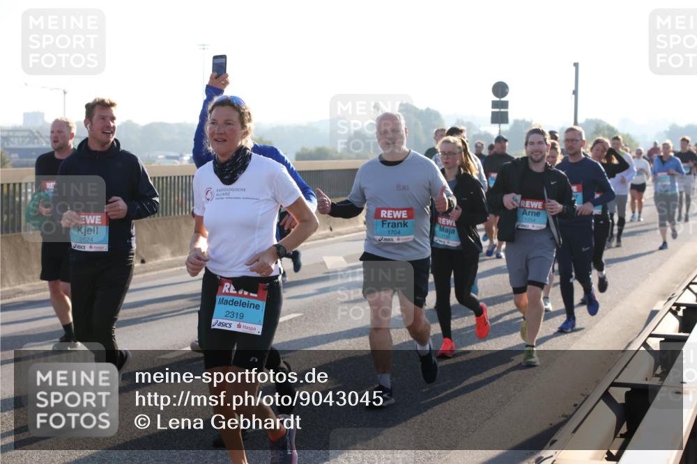 03.10.2025 - Köhlbrandbrückenlauf Lena Gebhardt http://msf.ph/oto/9043045 03.10.2025 09:26:23 Position 1 2624, 2319, 1704, 1136, 1254 meine-sportfotos.de