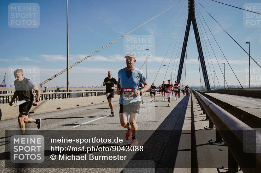 03.10.2025 - Köhlbrandbrückenlauf Michael Burmester http://msf.ph/oto/9043088 03.10.2025 12:24:30 Position 1 1390 meine-sportfotos.de