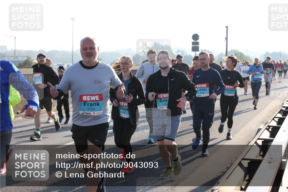 03.10.2025 - Köhlbrandbrückenlauf Lena Gebhardt http://msf.ph/oto/9043093 03.10.2025 09:26:24 Position 1 455, 1704, 1136, 1254, 2509 meine-sportfotos.de