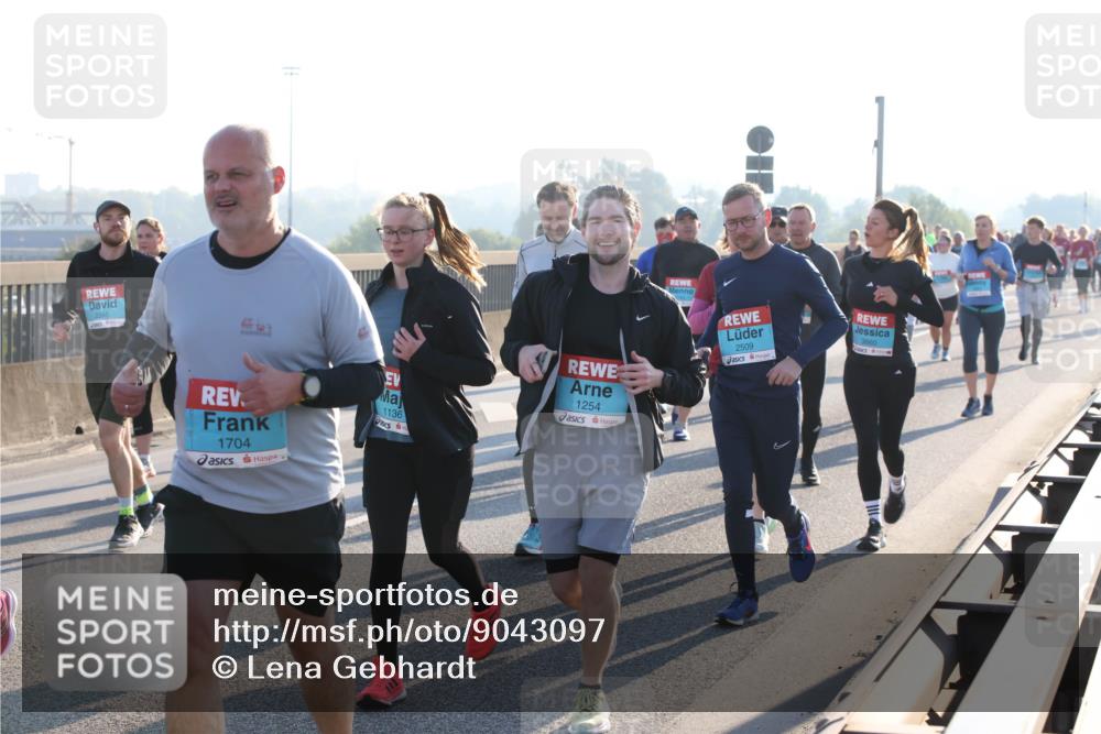 03.10.2025 - Köhlbrandbrückenlauf Lena Gebhardt http://msf.ph/oto/9043097 03.10.2025 09:26:24 Position 1 2345, 1704, 1136, 1254, 2509, 3660 meine-sportfotos.de