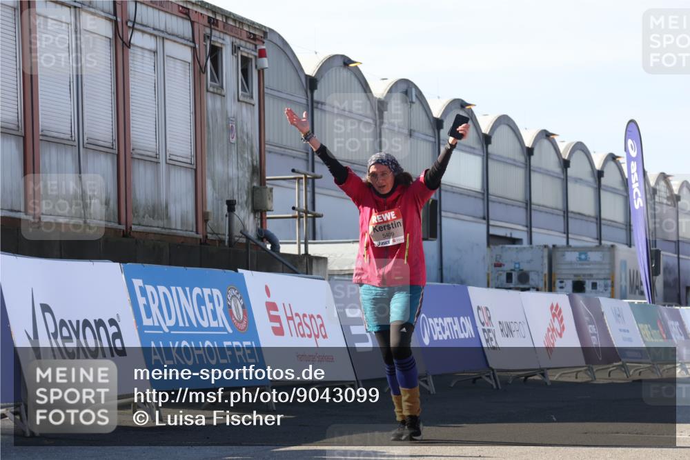 03.10.2025 - Köhlbrandbrückenlauf Luisa Fischer http://msf.ph/oto/9043099 03.10.2025 13:37:57 Ziel 4014, 5305, 5409, 5420, 6295 meine-sportfotos.de