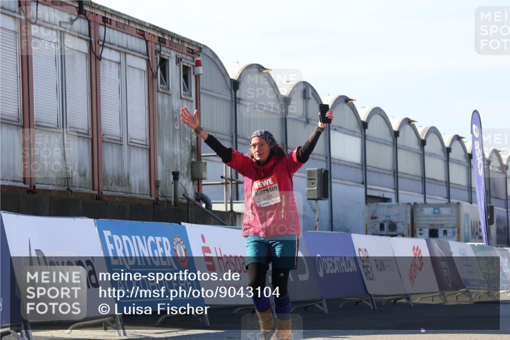 03.10.2025 - Köhlbrandbrückenlauf Luisa Fischer http://msf.ph/oto/9043104 03.10.2025 13:37:58 Ziel 4014, 5305, 5409, 5420, 6295 meine-sportfotos.de